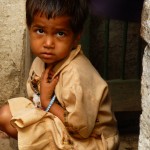 Dieťa z ulice vo Varanasi
